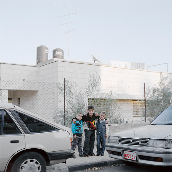 http://www.jakobhoff.com/files/gimgs/20_pal-kids-hinter-auto-ebenen2-web.jpg
